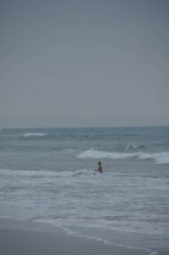 Nadando no mar em Montañita, no Equador
